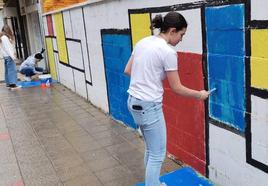 Cerca de 90 añumnos del Colegio Maristas San José de León realizan el mural que recrea una obra de Piet Modrian.