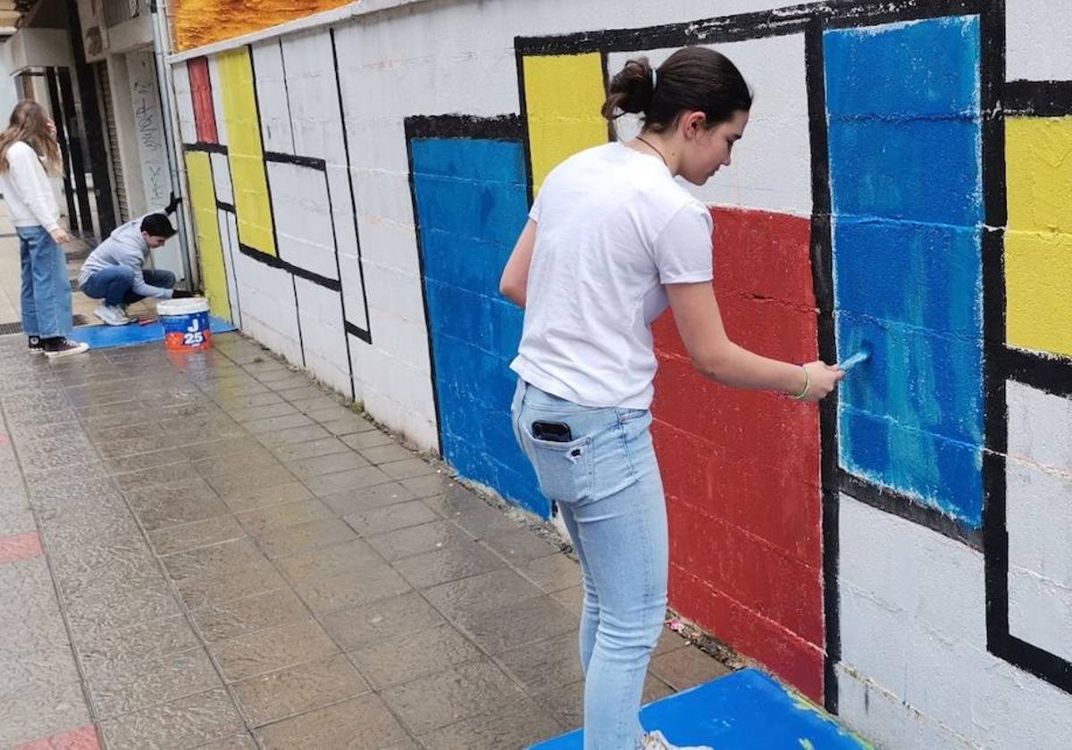 Cerca de 90 añumnos del Colegio Maristas San José de León realizan el mural que recrea una obra de Piet Modrian.