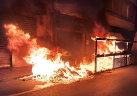 Las llamas brotan en uno de los incendios de las calles de Ponferrada.