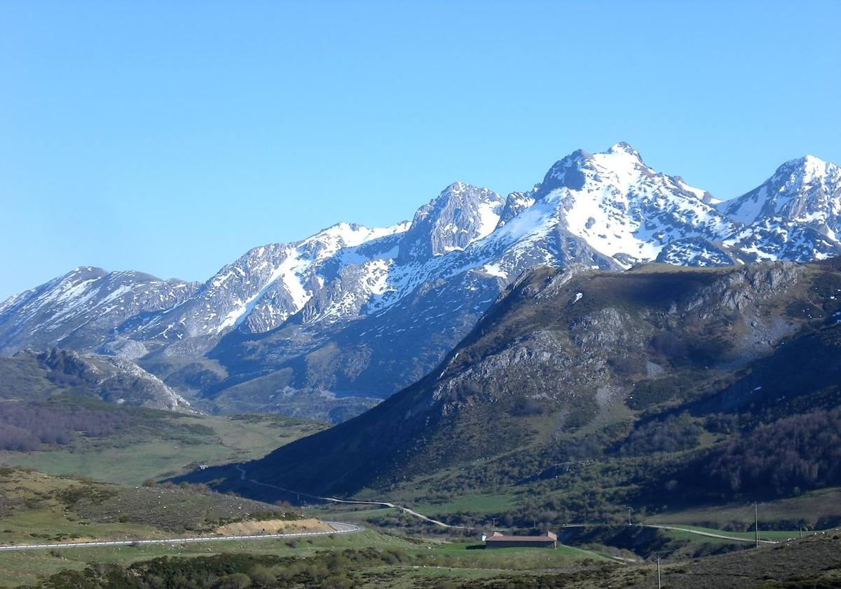 Desde Tarna vista de Riosol y Mampodre. Hace 500 años, asturianos y leoneses de la montaña oriental, unidos en el esfuerzo común, sin necesidad de ministerio, ministro de fomento, delegaciones de gobierno o diputaciones, con sus propios medios, realizaron una labor ingente para la reparación del puerto y camino de Tarna.