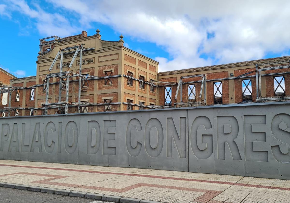 El Palacio de Congresos espera ser una realidad desde hace tres lustros mientras los muros de la azucarera Santa Elvira se recubren con arriostramientos.