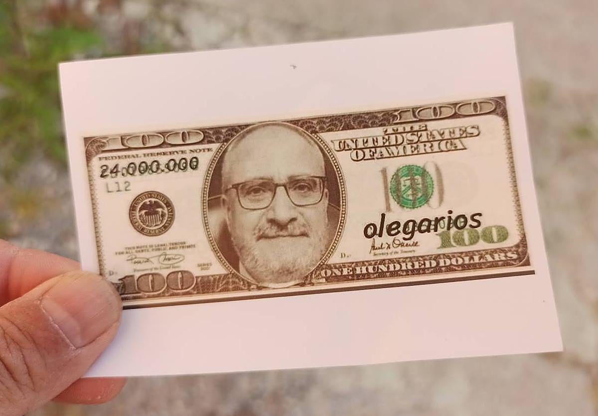 Aparecen billetes de dólar con la cara del candidato del PSOE y actual alcalde de Ponferrada, Olegario Ramón, en la pedanía de Fuentesnuevas.