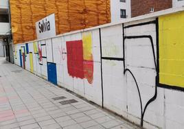 Estudiantes de tercero de la ESO del colegio Maristas San José emulan en un mural de 20 metros de largo en la calle Rafael María de Labra uno de los cuadros más famosos del pintor neerlandés Piet Mondrian