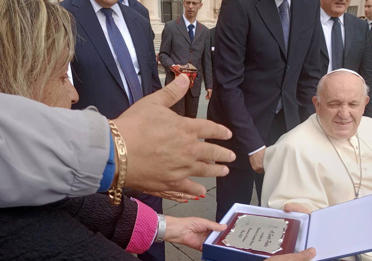 El Papa Francisco con la secretaria de la asociación de voluntarios de protección civil El Refugio.