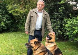 Justo Fernández, candidato de Ciudadanos, junto a sus perros.