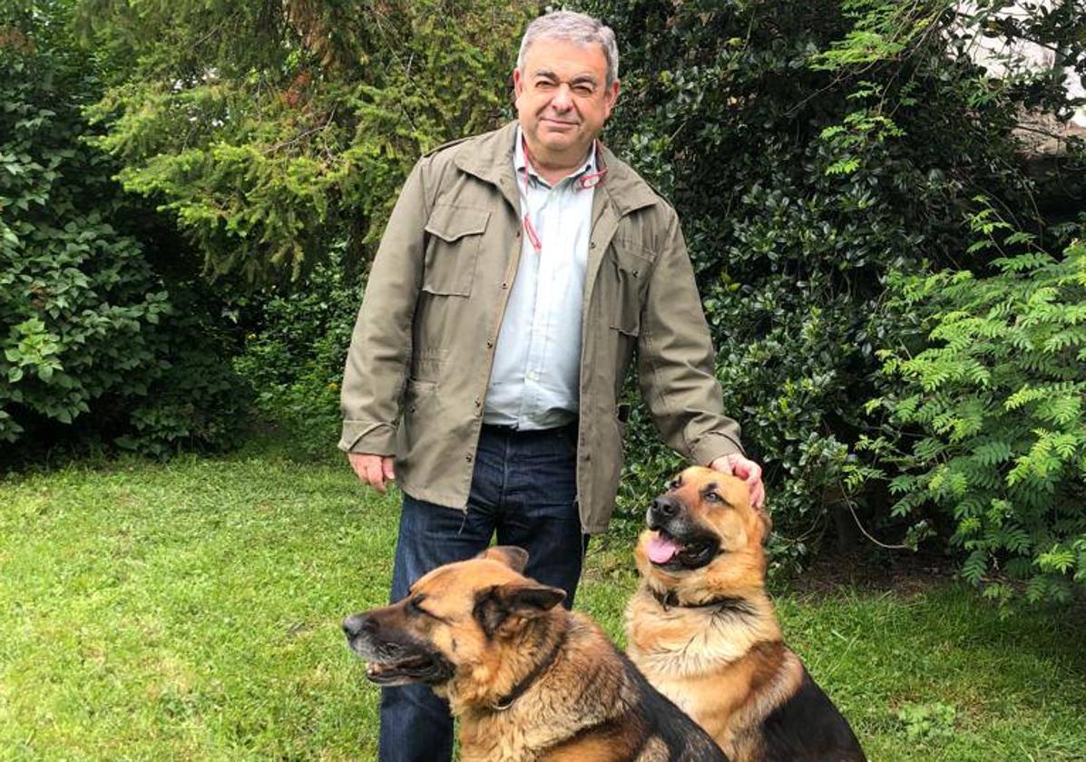 Justo Fernández, candidato de Ciudadanos, junto a sus perros.