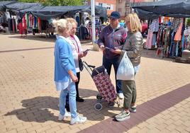 La candidata del PP a la Alcaldía de San Andrés del Rabanedo, Noelia Álvarez Díez, visita el mercadillo de Trobajo del Camino.