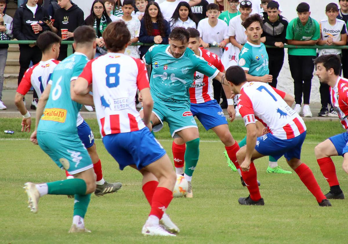 Imagen del partido entre Atlético Astorga y Atlético Tordesillas en el que se produjeron varios altercados.