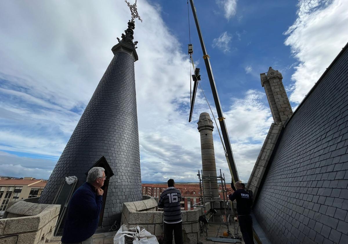 Obras de instalación del ascensor en el Palacio de Gaudí.