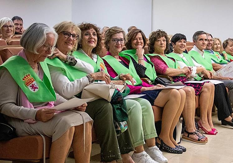 Imagen principal - Graduados 18 alumnos en la sede de Ponferrada de la Universidad de la Experiencia de la ULE
