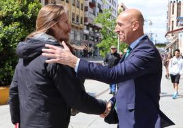 Pablo Fernández (Podemos) y José Antonio Diez (PSOE) se encuentran en Ordoño II durante los actos de cara al 28M.