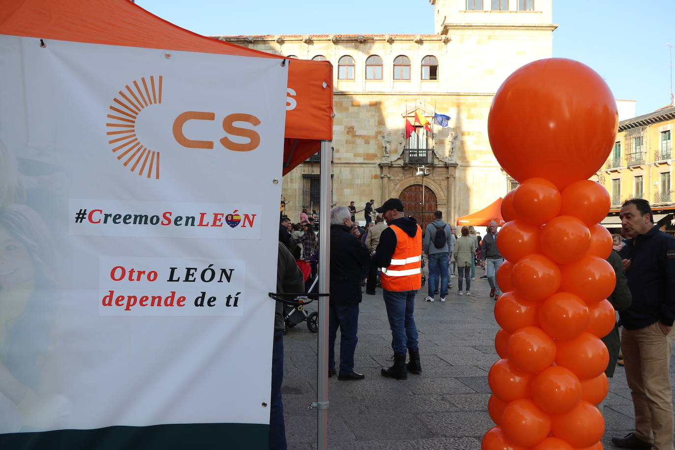 Una fiesta en mitad de la campaña electoral