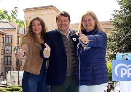 El presidente del Partido Popular de Castilla y León, Alfonso Fernández Mañueco, participa en un mitin junto a la presidenta del PP de León, Ester Muñoz; el consejero de Fomento, Juan Carlos Suárez Quiñones y la candidata a la Alcaldía de León, Margarita Torre.