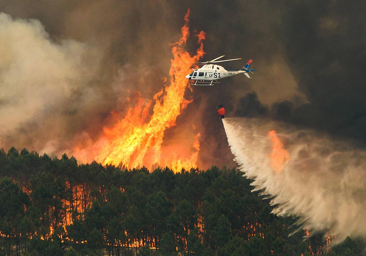 Medios aéreos y de tierra de Castilla y León colaboran en la extinción del incendio forestal declarado en Las Hurdes y la Sierra de Gata(Cáceres), muy cerca de la provincia de Salamanca