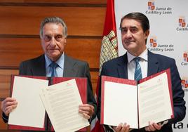 El consejero de Medio Ambiente, Vivienda y Ordenación del Territorio, Juan Carlos Suárez-Quiñones, firma con el presidente del Consejo General de las Cámaras de la Propiedad Urbana de Castilla y León, Ángel Merino, un convenio para la implantación de oficinas de información antiocupación en Castilla y León.