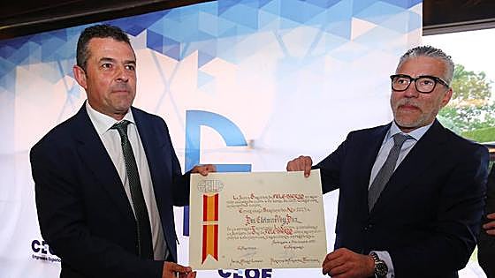 Delmiro Vega recibe la insignia de oro de Fele al empresario berciano del año
