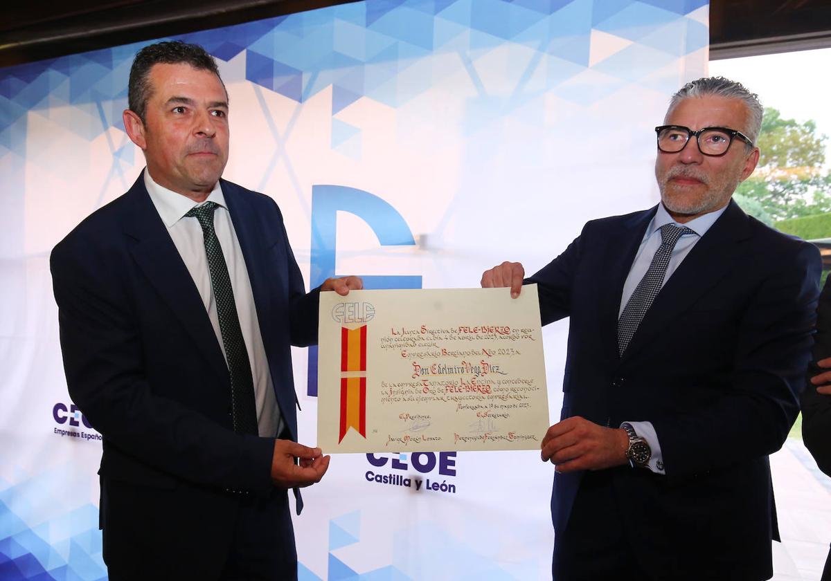 El presidente de la Federación Leonesa de Empresarios del Bierzo, Javier Morán (I), entrega la insignia de oro al Empresario Berciano del Año 2023, Delmiro Vega (D).