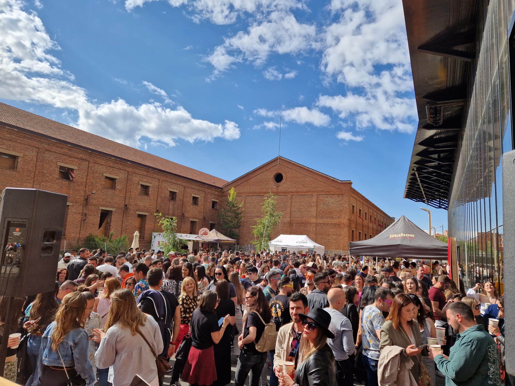 León baila al ritmo del Vibra Mahou