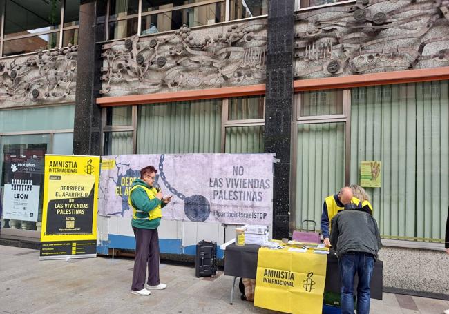 Amnistía Internacional ha salido este sábado a la calle para recoger firmas en contra del apartheid que las autoridades israelíes están ejerciendo sobre Palestina