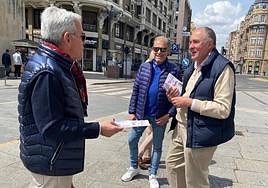 El candidato a la alcaldía de León por UPL, Eduardo López Sendino, ha llevado este sábado su programa al centro de la ciudad.