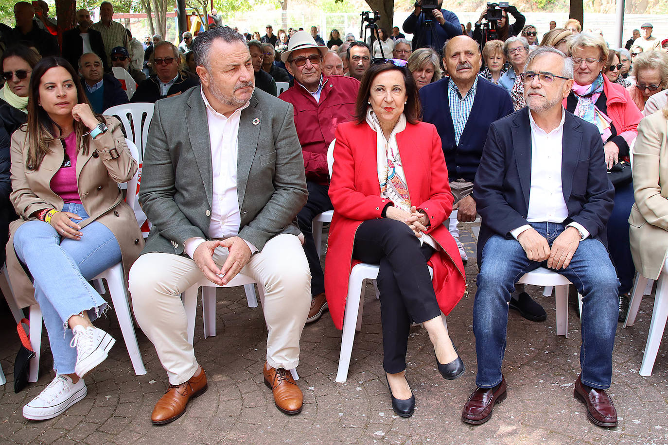 La ministra de Defensa participa en la presentación de las candidaturas del PSOE en La Bañeza