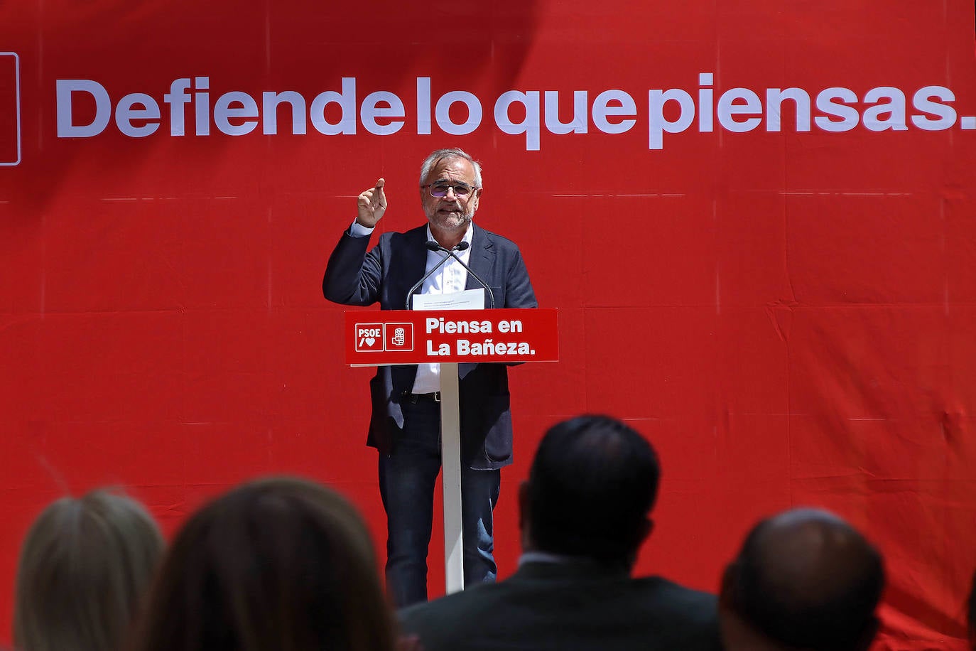 La ministra de Defensa participa en la presentación de las candidaturas del PSOE en La Bañeza