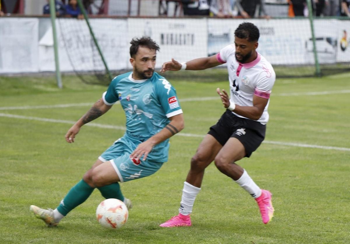 Javi Amor pugna por un balón.