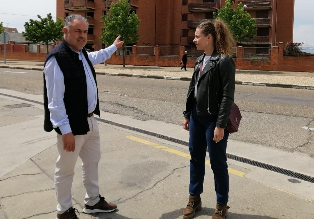 José Luis Nieto y Ester Muñoz, junto a las viviendas de los camineros en Rectivía, en Astorga.