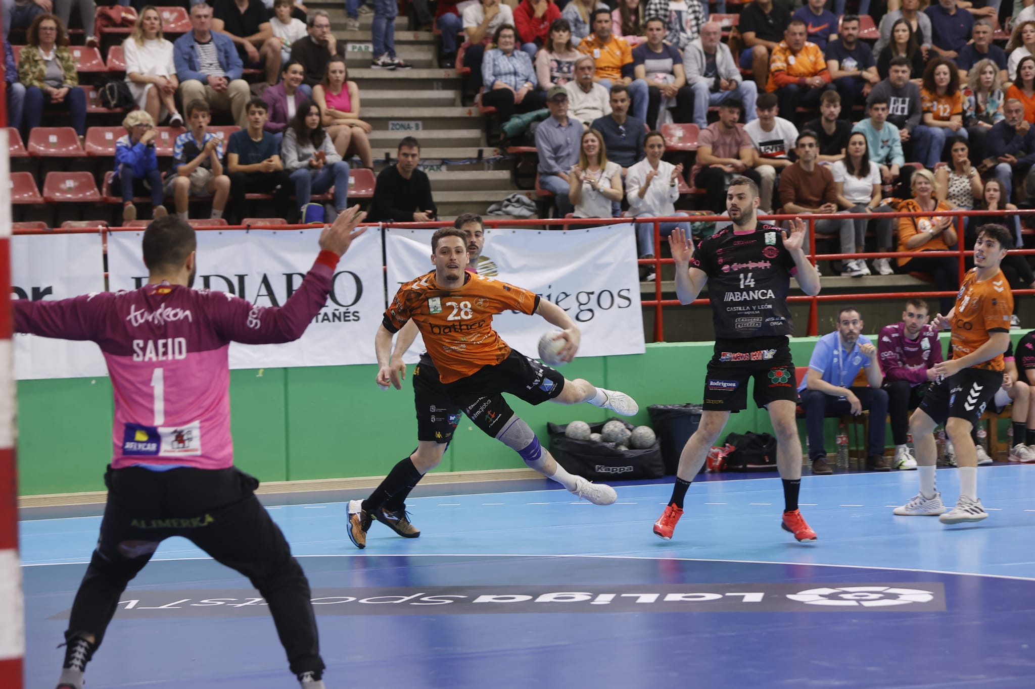 Traspié del Abanca Ademar en Torrelavega