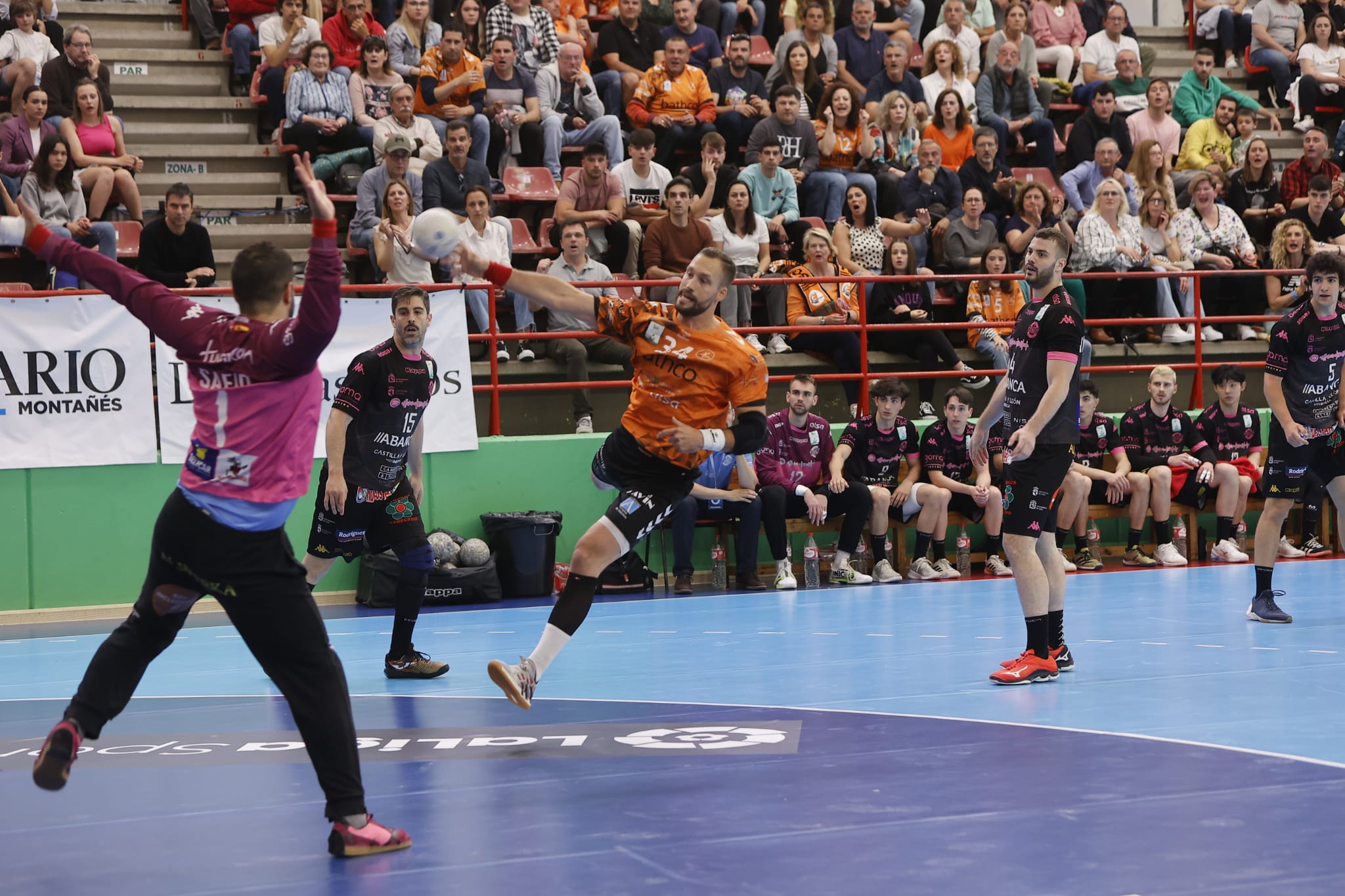 Traspié del Abanca Ademar en Torrelavega