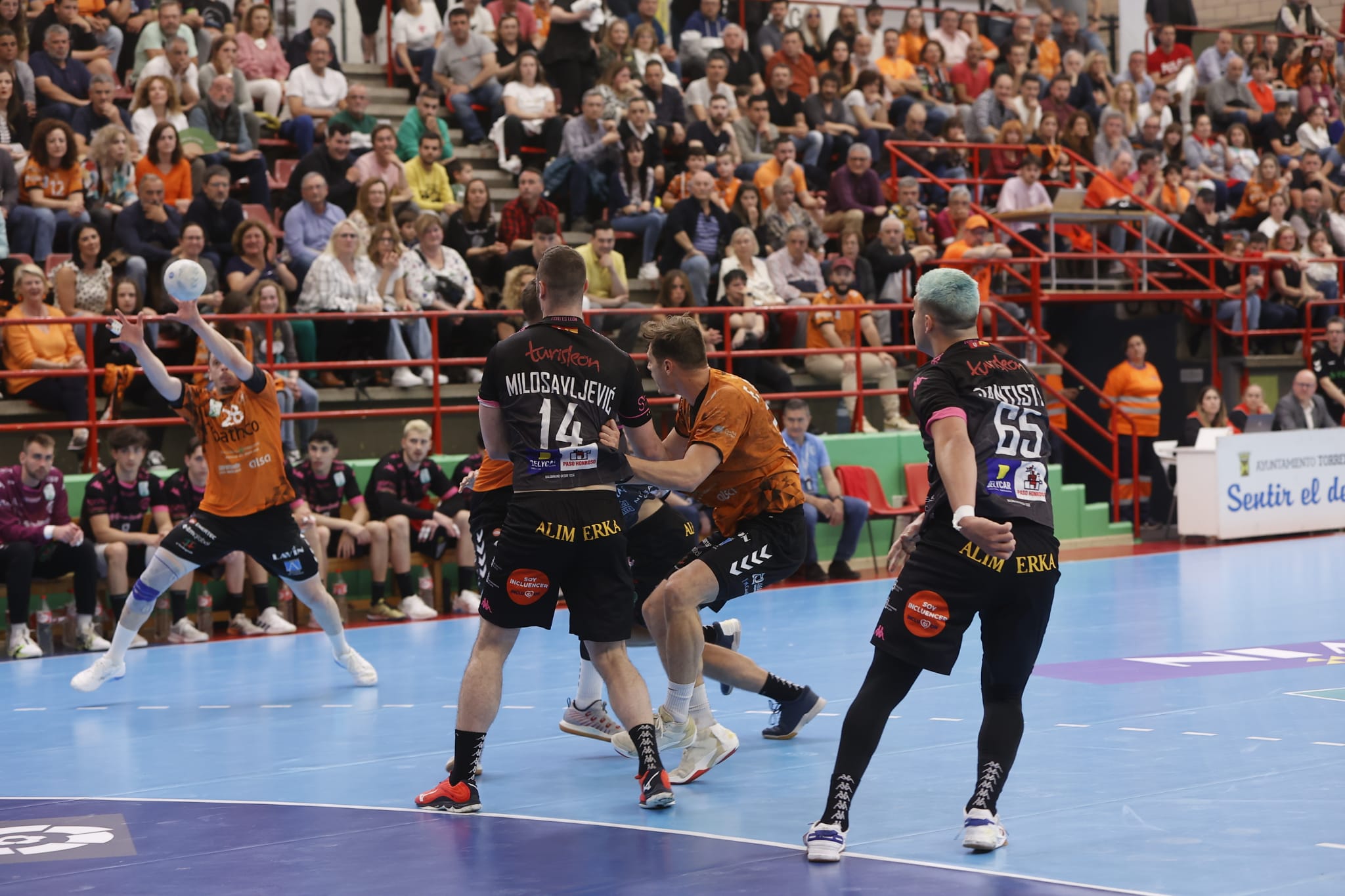 Traspié del Abanca Ademar en Torrelavega