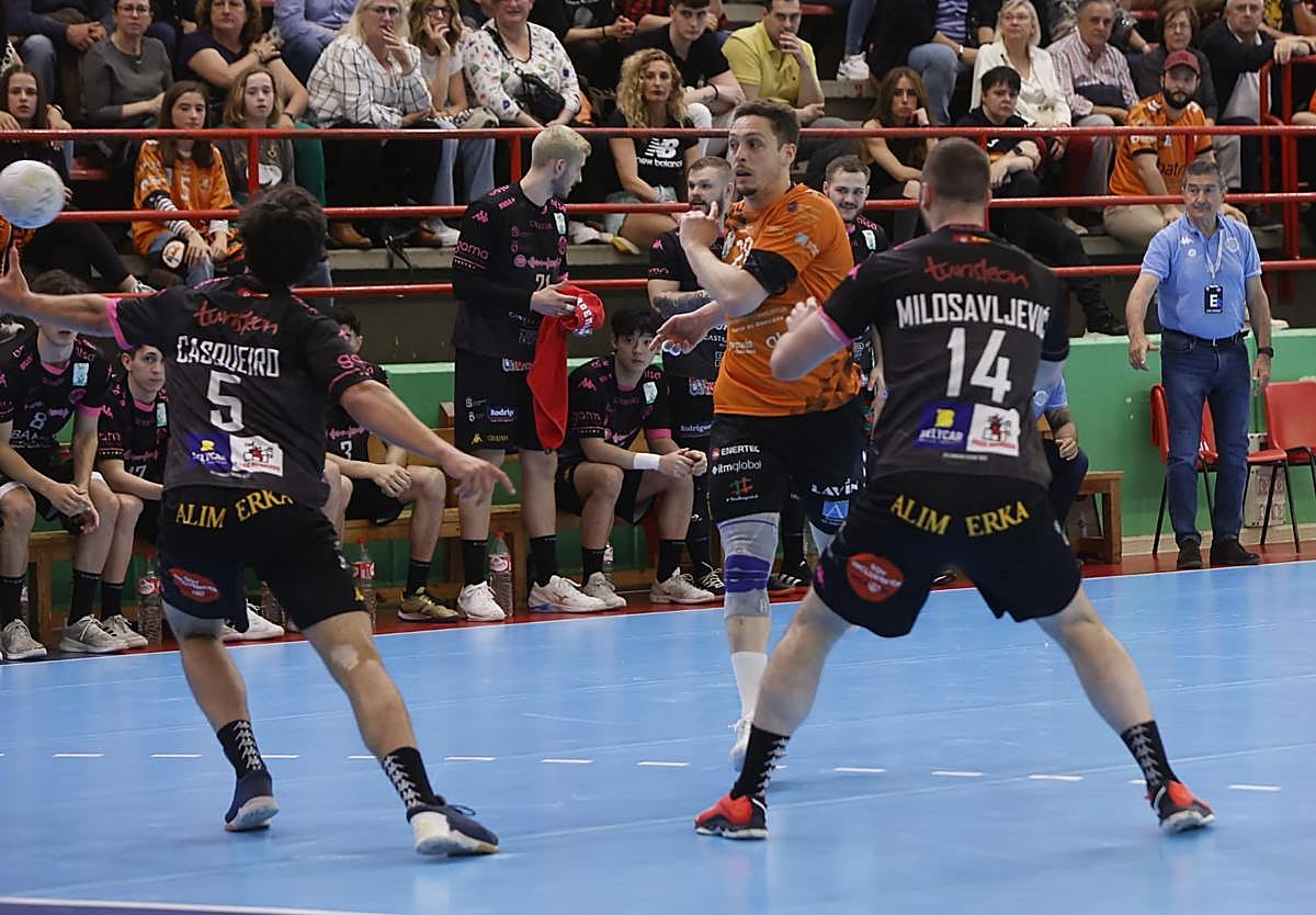 Traspié del Abanca Ademar en Torrelavega