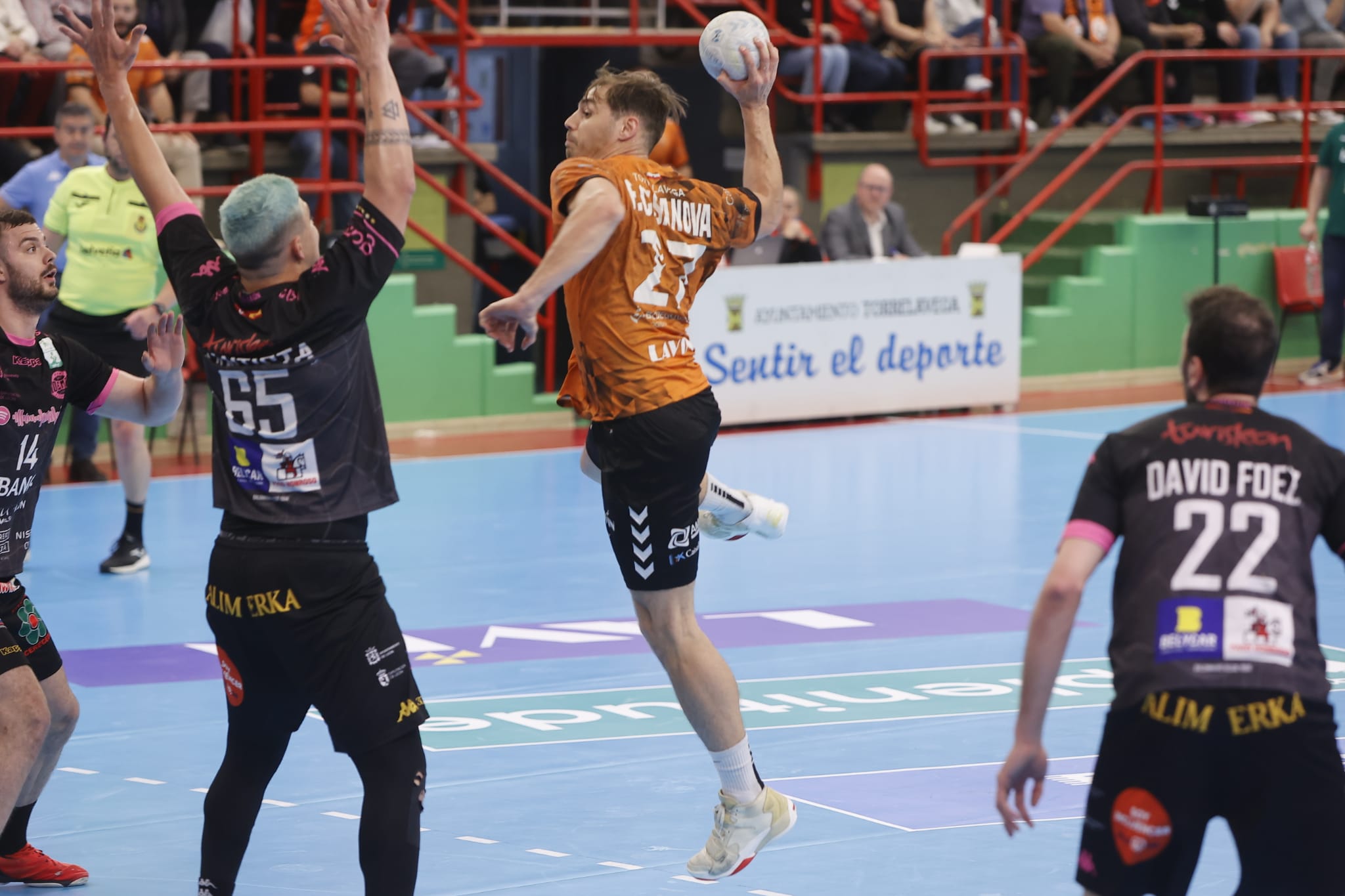 Traspié del Abanca Ademar en Torrelavega