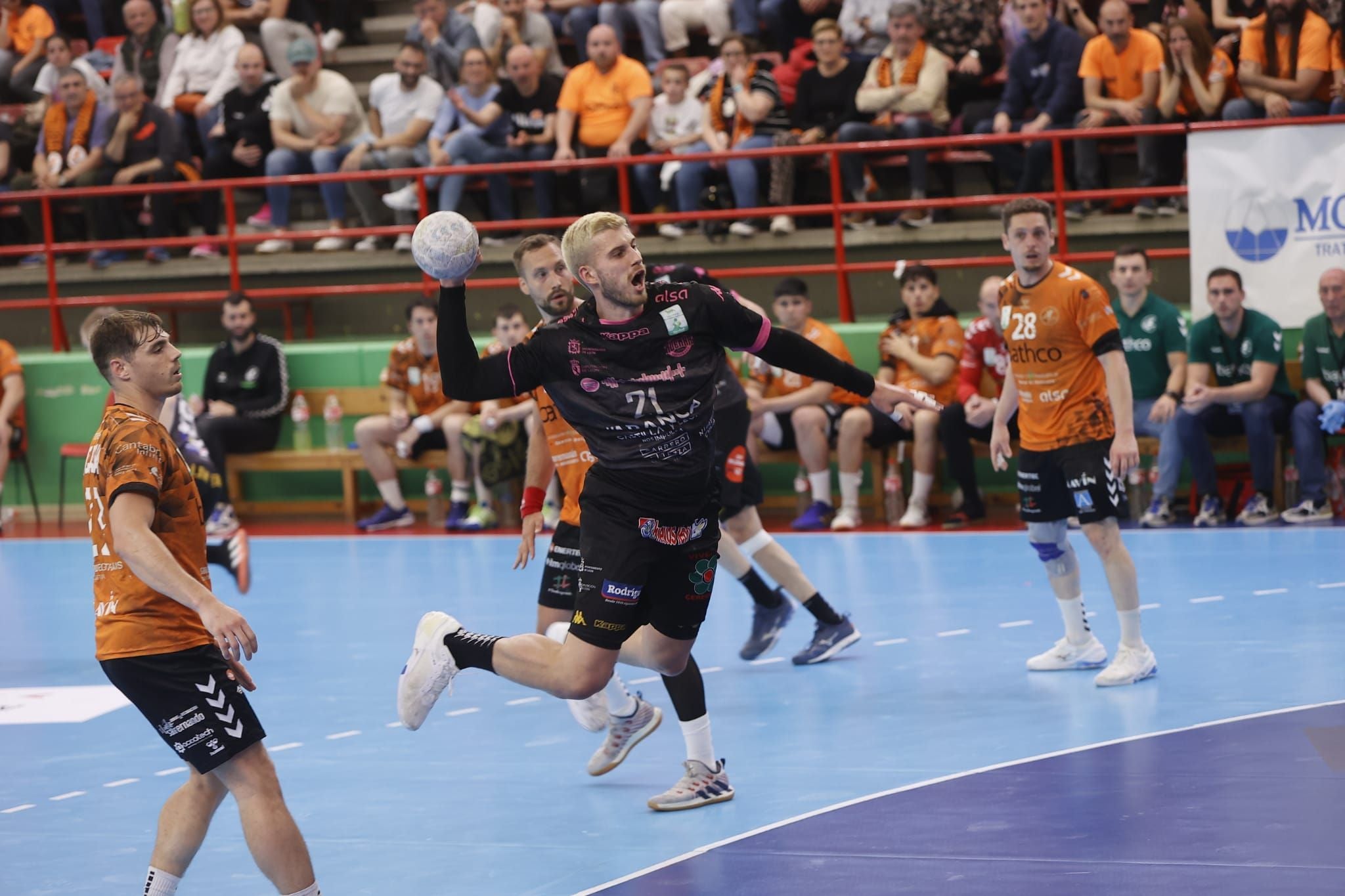 Traspié del Abanca Ademar en Torrelavega