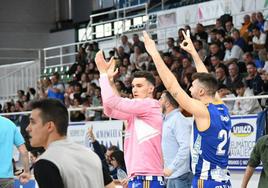 Jugadores y afición del Clínica Ponferrada celebran un triple.