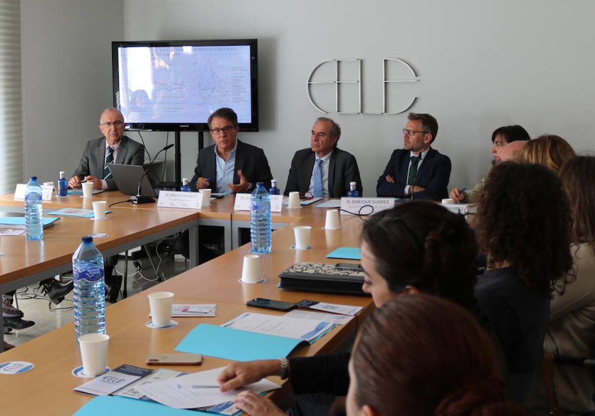 Jornada 'La gran paradoja del mercado laboral' celebrada por Fele, CEOE, Adecco y Cáritas.