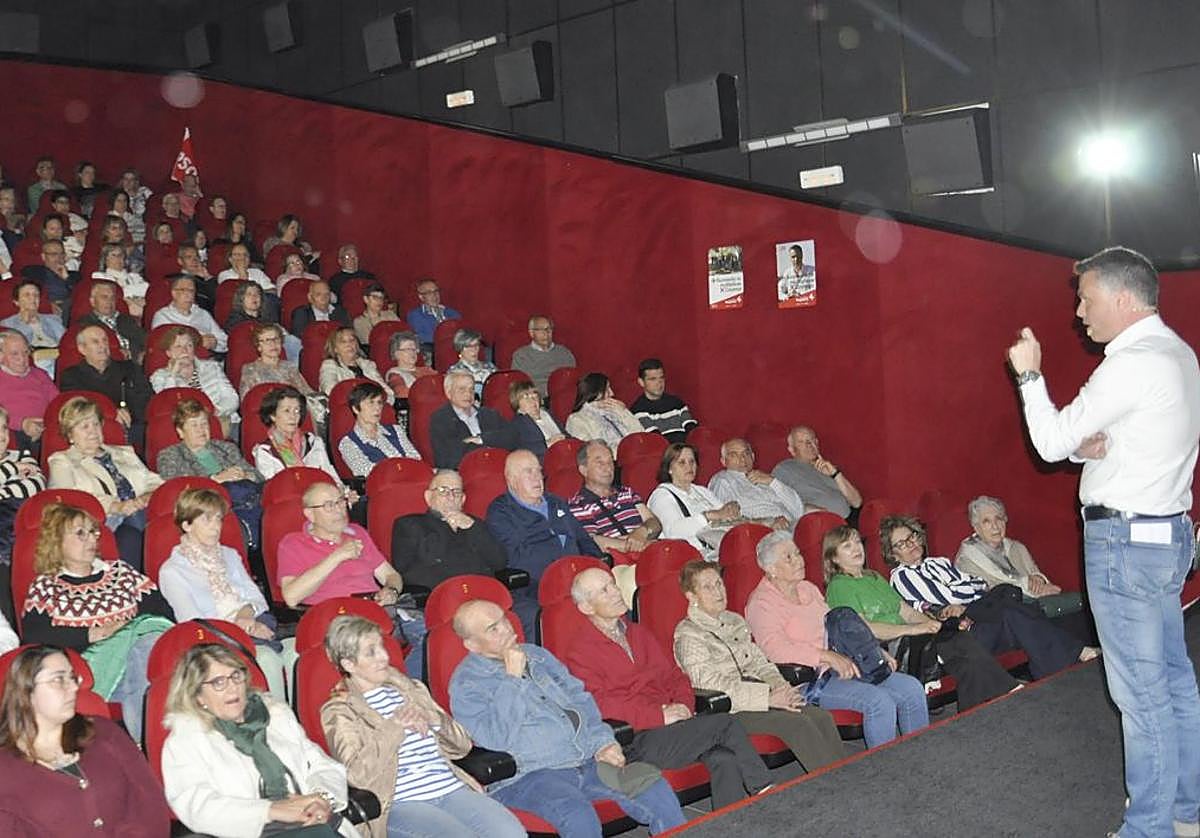 Juan Pablo Regadera en el abarrotado auditorio que acudió a su mitin en Valencia de Don Juan.