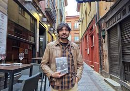 Emilio Gancedo junto a su último libro, 'Barrio húmedo'.