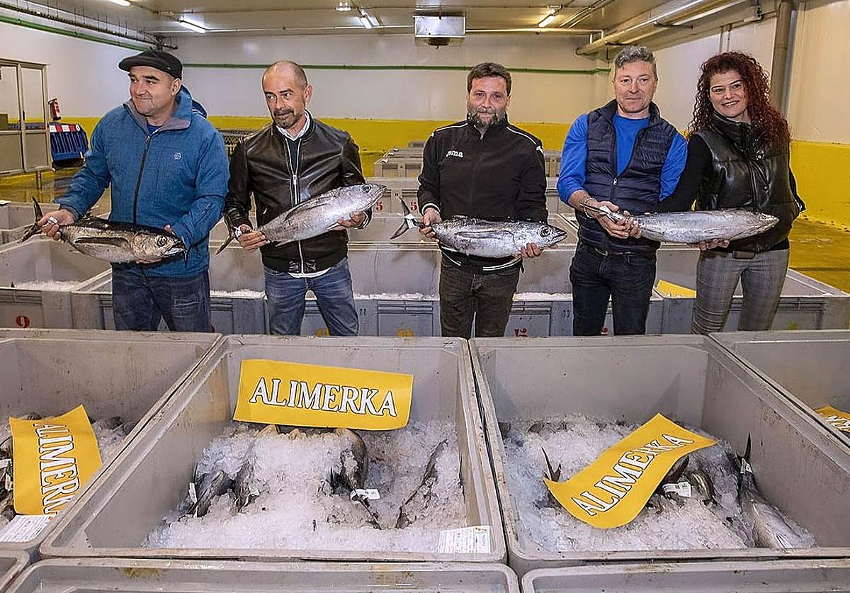 El patrón Iñigo Oronoz, Armando Prendes (Alimerka), el patrón, Pablo González y los armadores José Manuel Lema y Cristina Luaces.