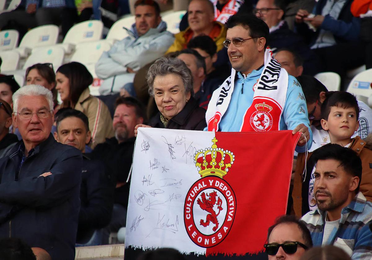 Aficionados de la Cultural en el partido ante el Real Madrid Castilla en el Reino de León.