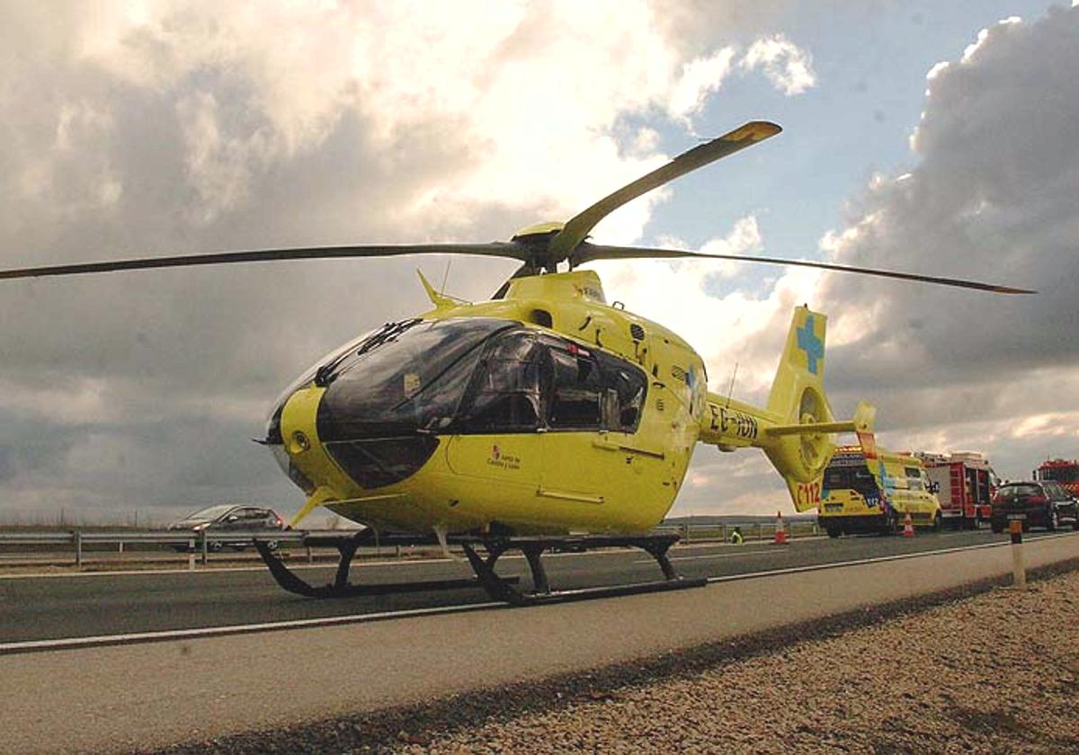 Imagen de archivo de un helicóptero de Sacyl como el que intervino en Llanos de Alba.