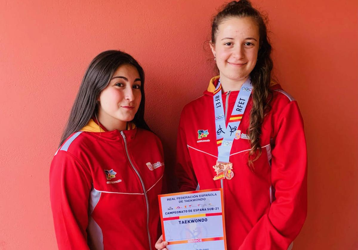 Ana Martínez, a la derecha, posa con su medalla de bronce.