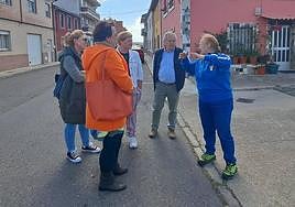 Cabañas promete «más inversiones en asfaltado» en Ferral de Bernesga.