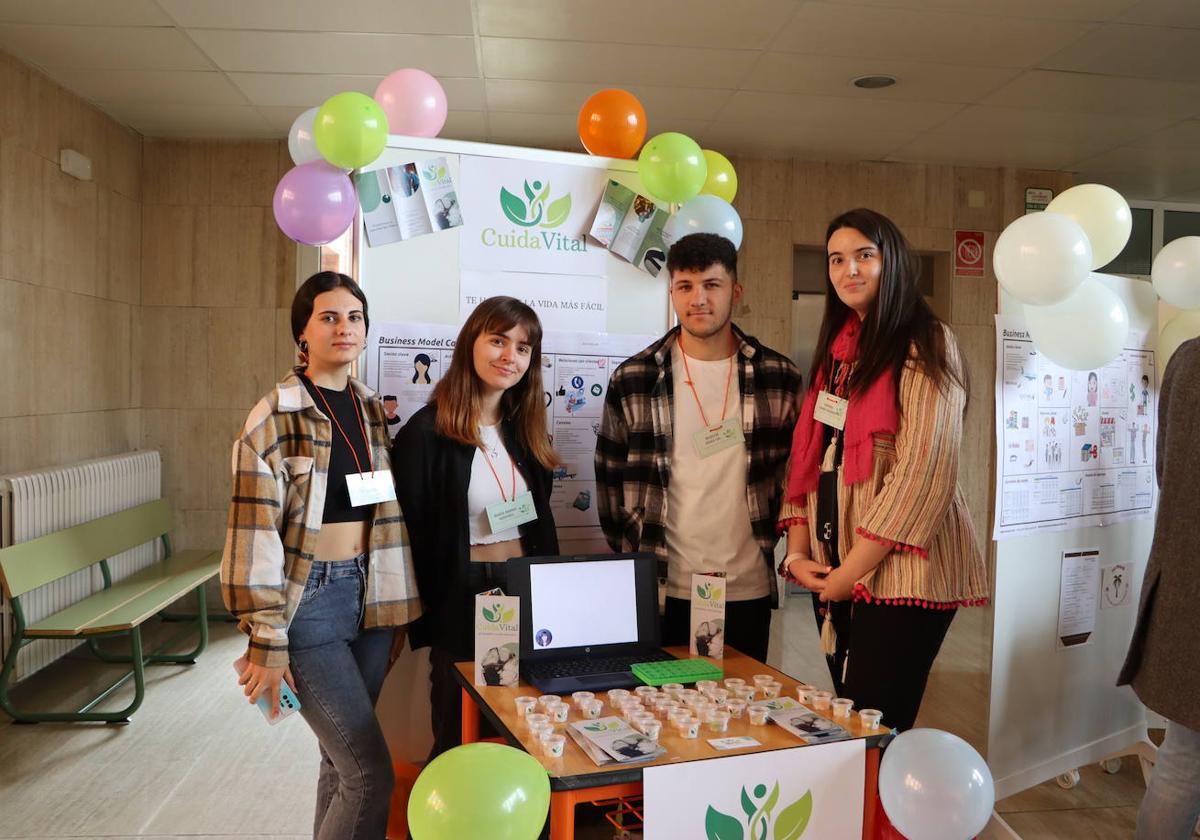 Los proyectos de la IX León Business Talent se exponen en el vestíbulo de la Facultad de Económicas de la ULE.