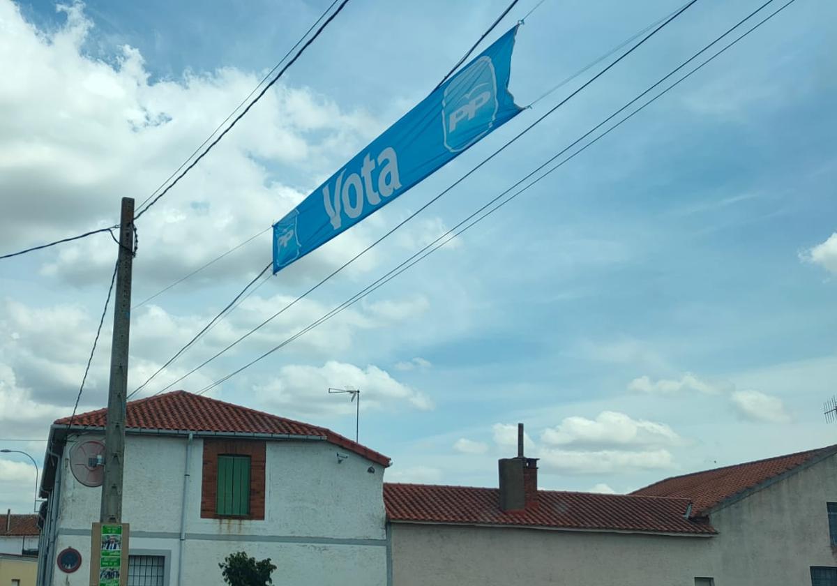 Una de las pancartas de la 'discordia' del PP en Valderrey.