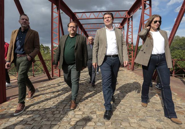 El presidente del Partido Popular de Castilla y León, Alfonso Fermández Mañueco, visita La Bañeza junto a la presidenta provincial de los 'populares', Ester Muñoz, y el candidato del PP a la Alcaldía de esta localidad, Javier Carrera.