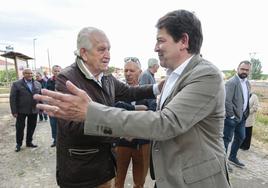 El presidente del Partido Popular de Castilla y León, Alfonso Fermández Mañueco, visita La Bañeza junto a la presidenta provincial de los 'populares', Ester Muñoz, y el candidato del PP a la Alcaldía de esta localidad, Javier Carrera.