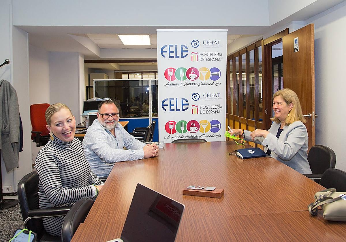 Margarita Torre reunida con Óscar García y Paula Álvarez, de Hostelería León.