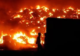 Imagen de la sede de RMD en la jornada del incendio declarado en sus instalaciones.