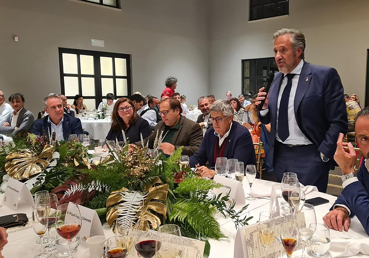 El presidente de las Cortes y expresidente ademarista, Carlos Pollán, fue uno de los que intervinieron en el evento.